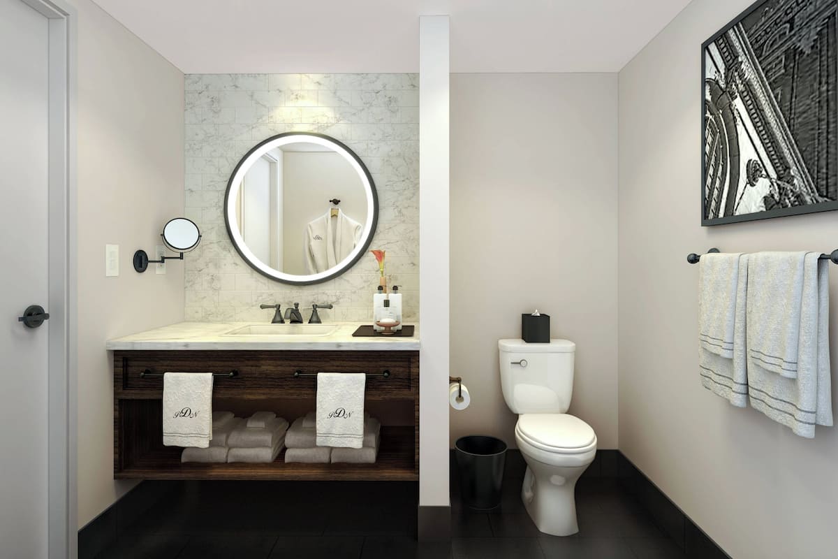 Designer-Toilettenartikel, Haartrockner, BademÀntel, Hausschuhe