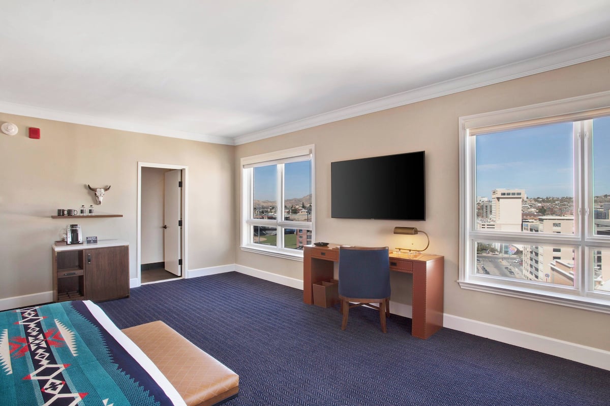 Studiosuite, 1 King-Bett und Schlafsofa | Hochwertige Bettwaren, Daunenbettdecken, Pillowtop-Betten, Zimmersafe