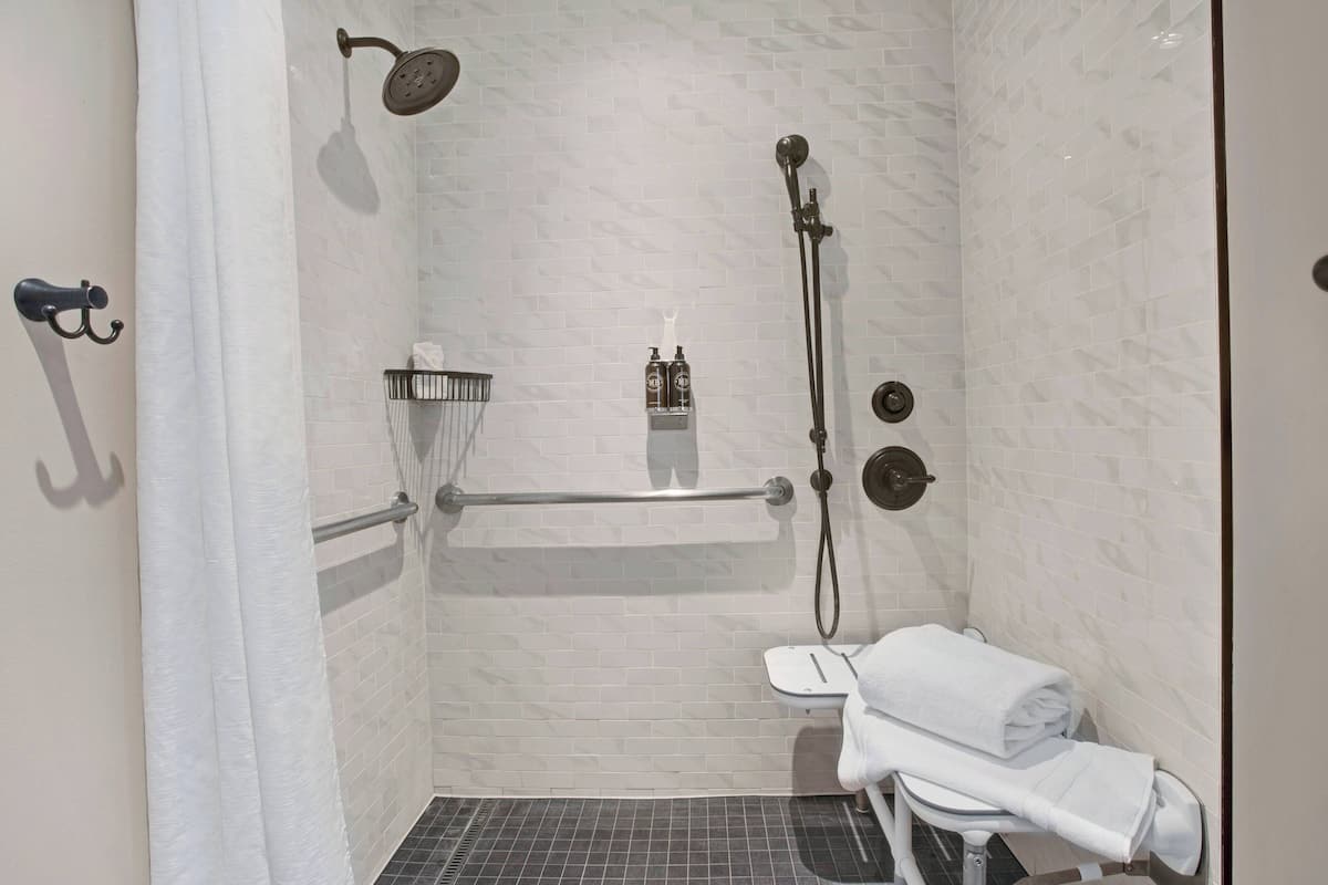 Designer-Toilettenartikel, Haartrockner, BademÀntel, Hausschuhe