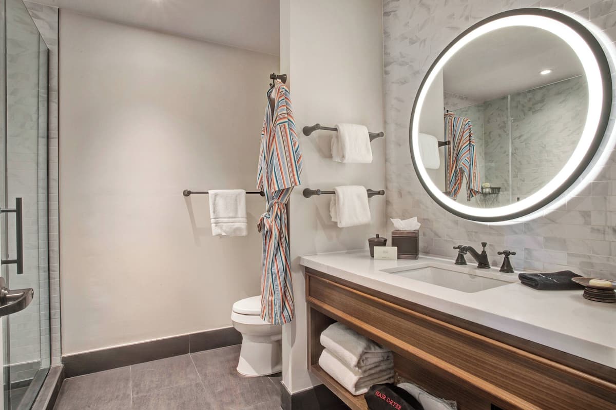 Designer-Toilettenartikel, Haartrockner, BademÀntel, Hausschuhe