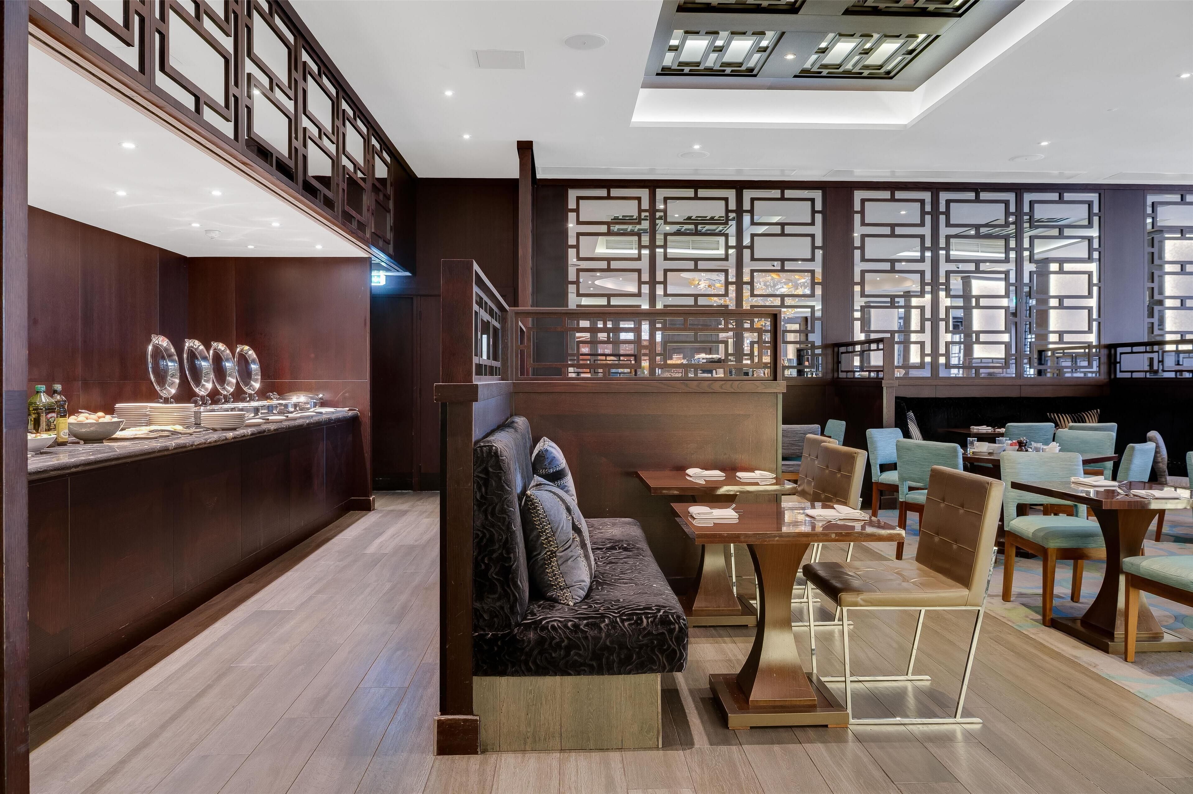 lunch and dinner served, international cuisine