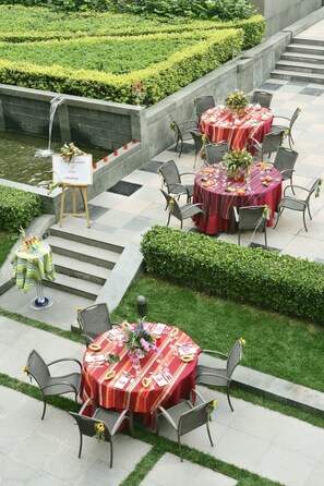 รับประทานอาหารกลางแจ้ง