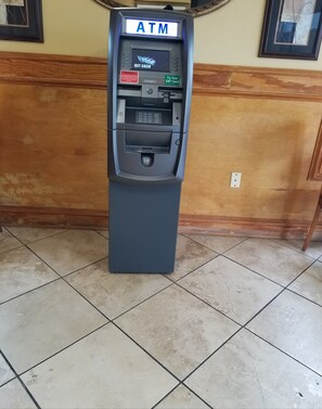 店内 ATM/银行服务