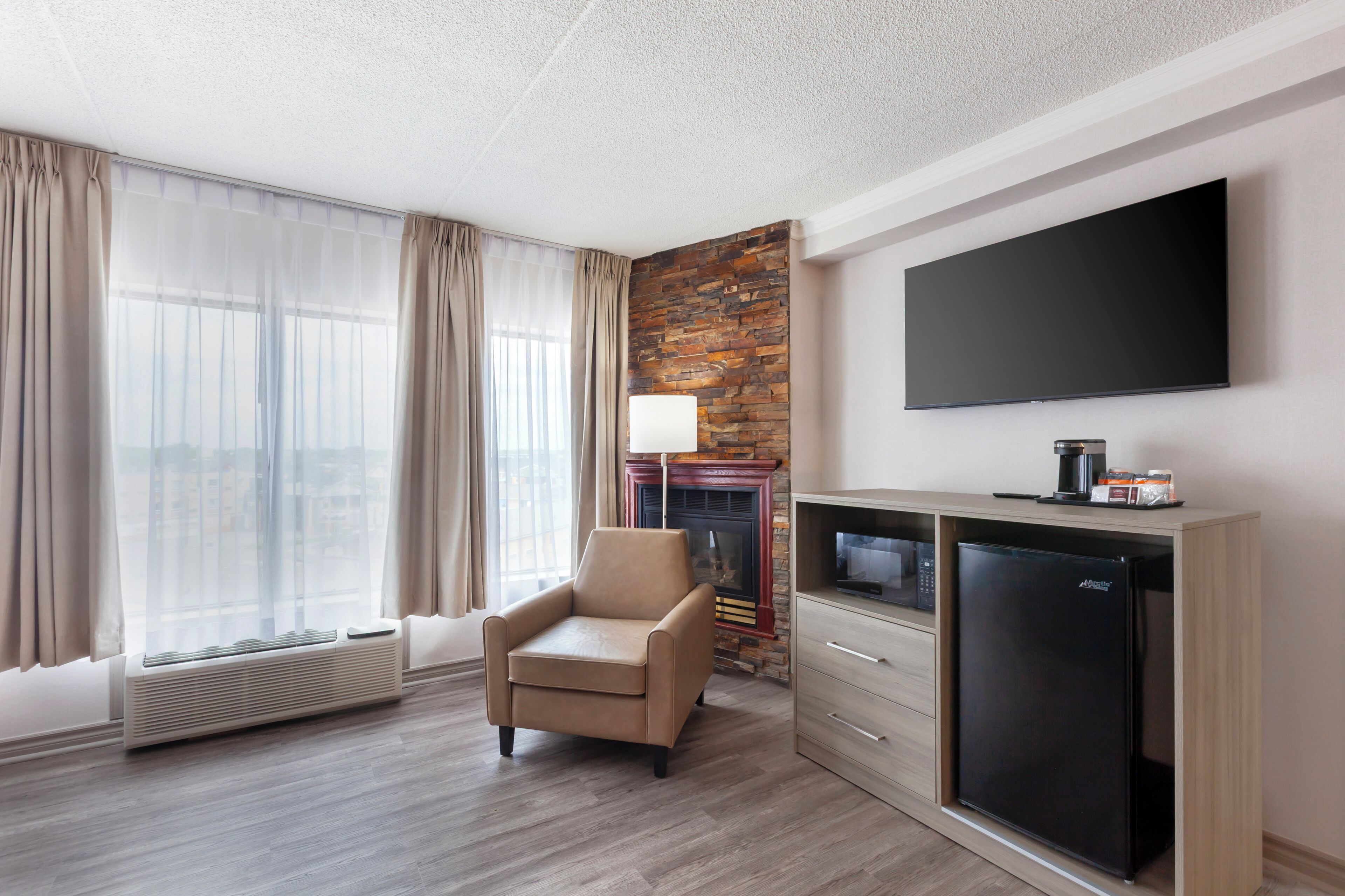 Suite, Mehrere Betten, Nichtraucher | Wohnbereich | 50-Zoll-Smart-TV mit Digitalempfang, Fernseher