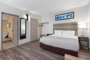 客房, 1 张特大床, 无烟房 | 高档床上用品、办公桌、熨斗/熨衣板、免费婴儿床