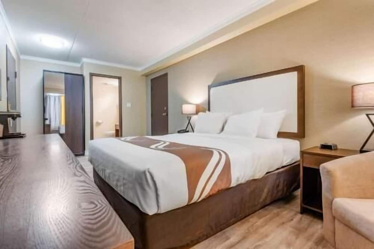 Roupas de cama premium, escrivaninha, ferros/tábuas de passar roupa