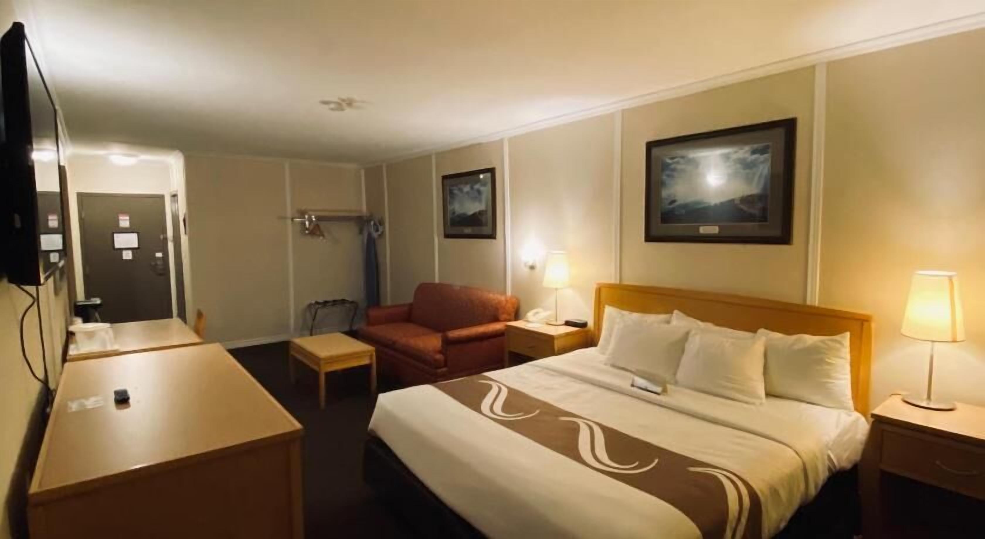 Biancheria da letto di alta qualità, una scrivania, ferro/asse da stiro