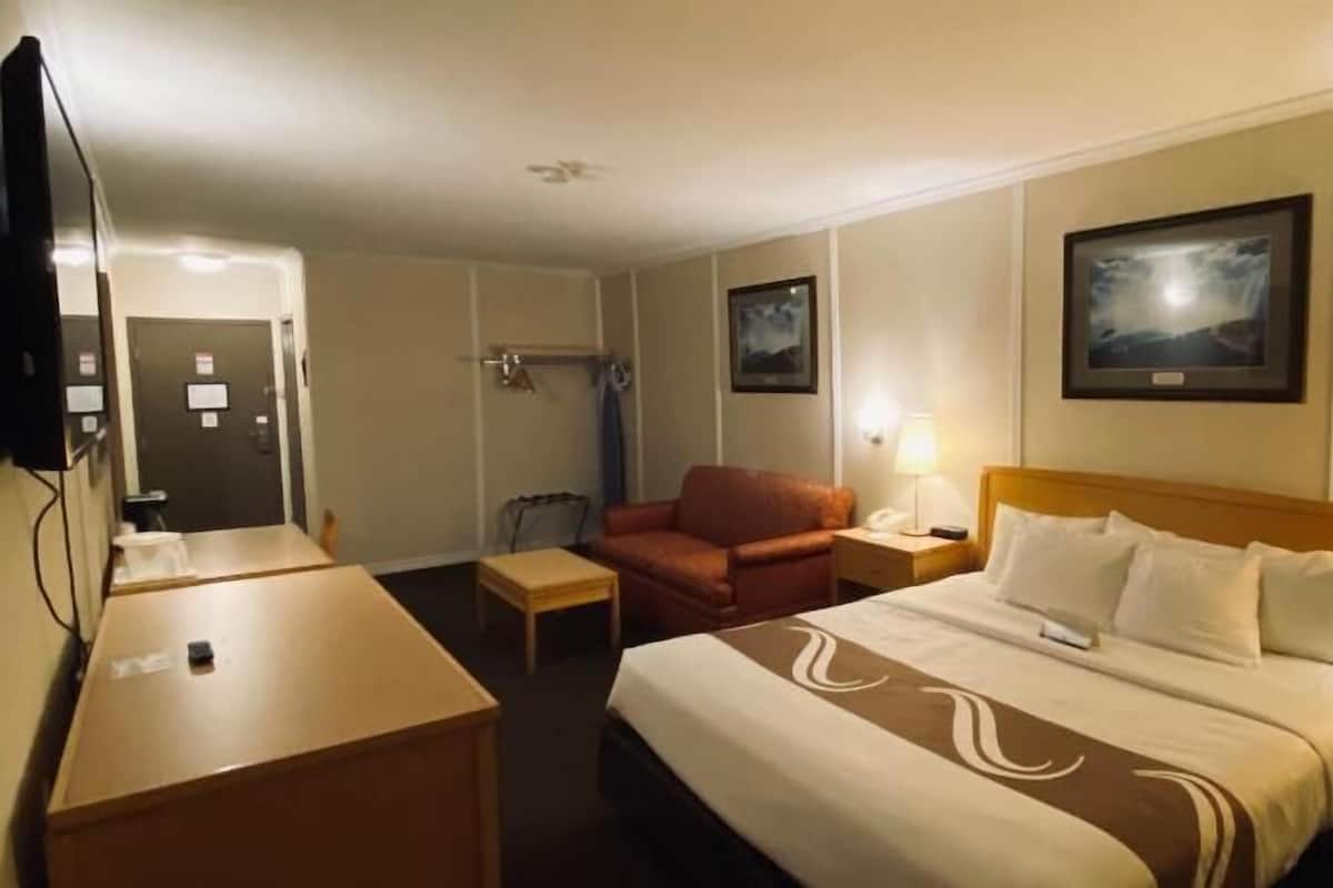 Roupas de cama premium, escrivaninha, ferros/tábuas de passar roupa