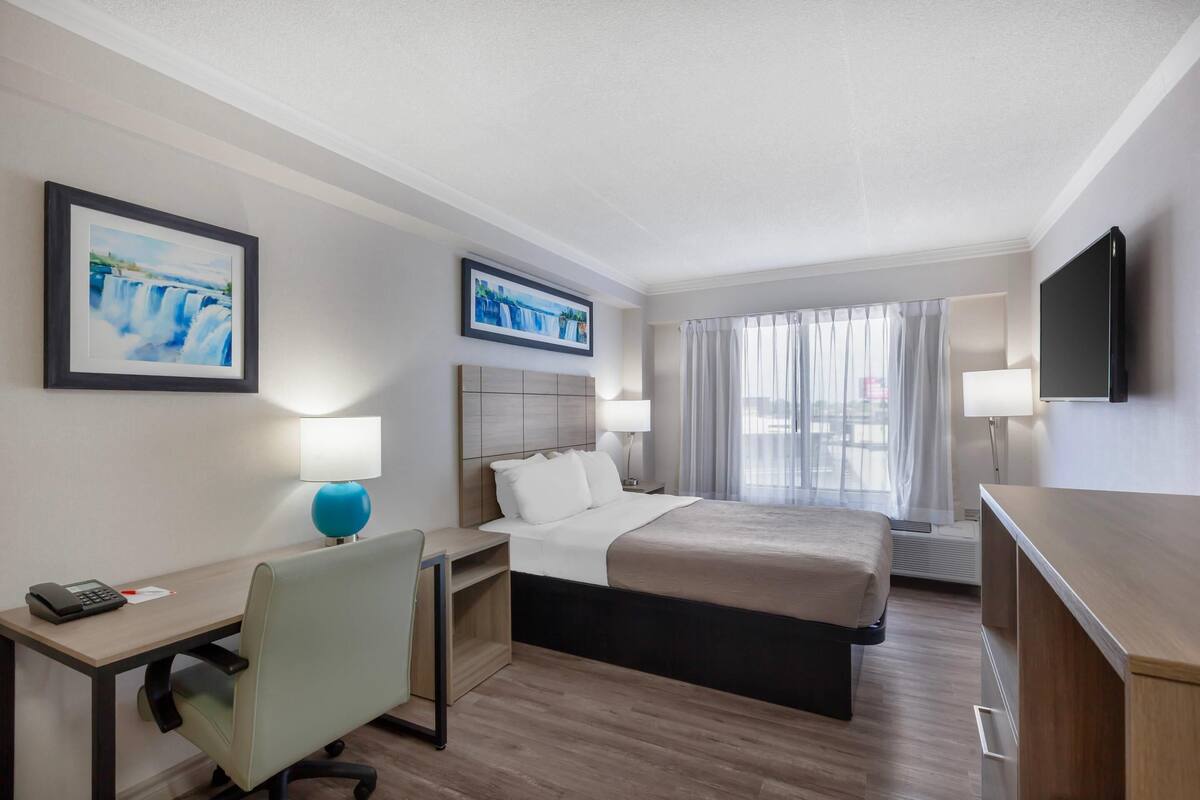 Room, 1 Queen Bed, Non Smoking | Premium bedding, desk, iron/ironing board, cribs (free)