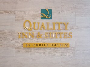 Interior detail - Quality Inn & Suites (Niagara Falls)