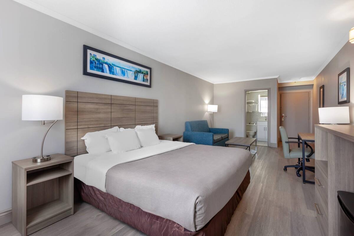 Exterior Room, 1 King Bed Suite with Sofa Bed, Non Smoking | Premium bedding, desk, iron/ironing board, cribs (free)