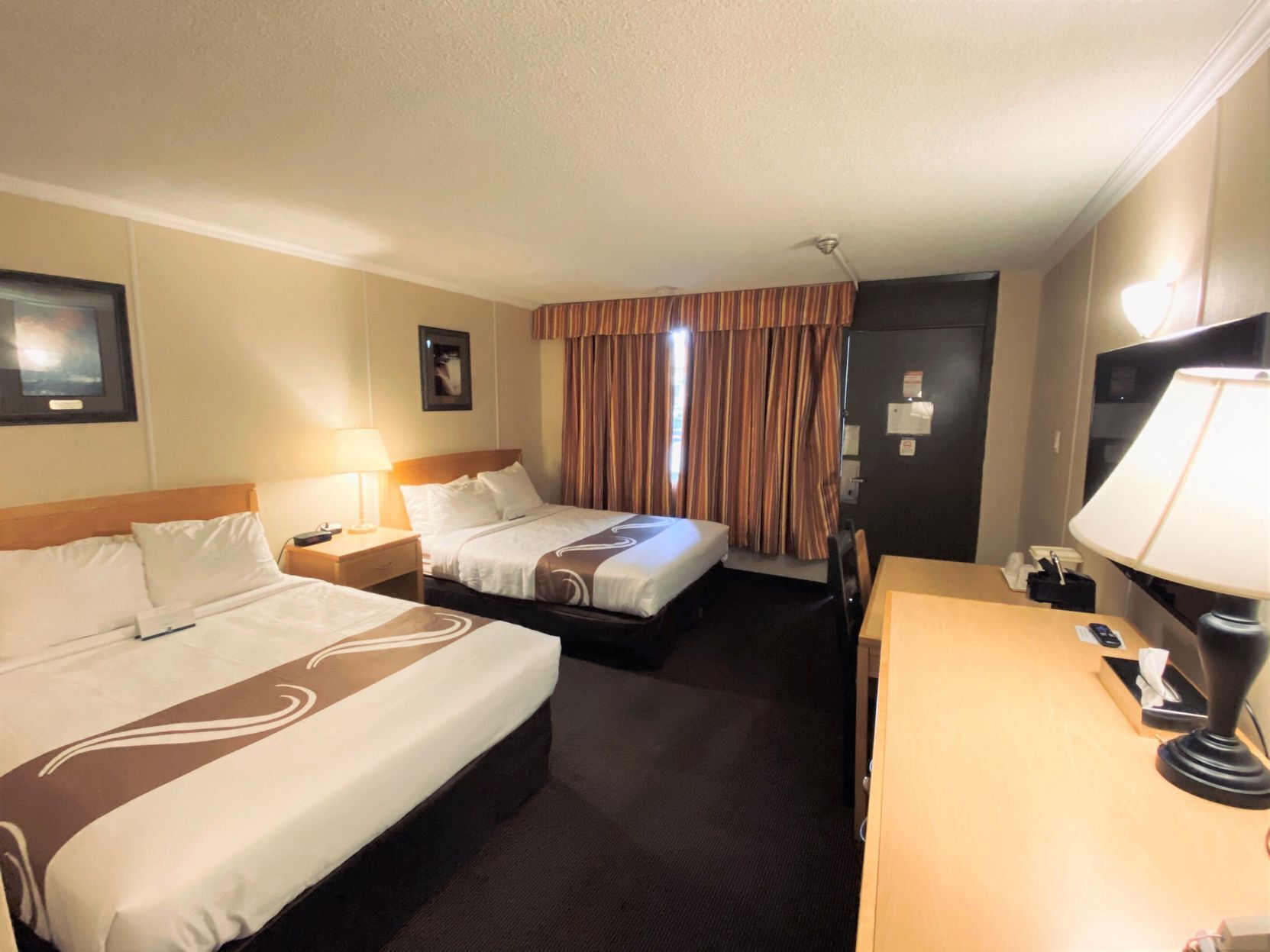 Biancheria da letto di alta qualità, una scrivania, ferro/asse da stiro