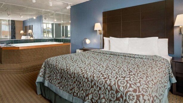 In-room safe, desk, laptop workspace, iron/ironing board - Days Inn by Wyndham Willoughby/Cleveland (Willoughby)