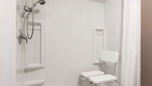 Towels, toilet paper - Days Inn by Wyndham Willoughby/Cleveland (Willoughby)