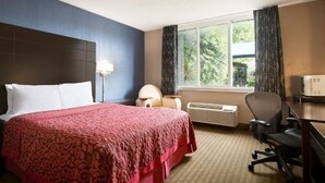 In-room safe, desk, laptop workspace, iron/ironing board - Days Inn by Wyndham Willoughby/Cleveland (Willoughby)
