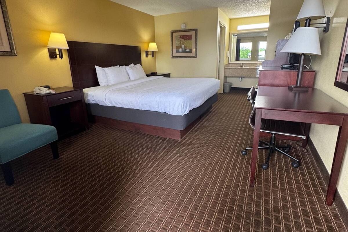 Standard Room, 1 King Bed, Non Smoking | Desk, iron/ironing board, cribs (surcharge), rollaway beds (surcharge)