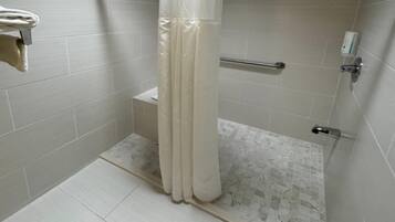 Chambre, 1 trĂšs grand lit, non-fumeur, en bord de piscine