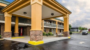 A hotel with a covered entrance, brick pillars, and a Coca-Cola sign. - Quality Inn Franklin South (Franklin)