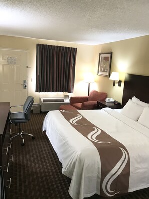 Skrivebord, strykejern/-brett og barnesenger