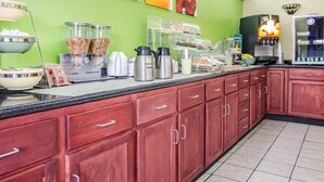 Free daily buffet breakfast  - Quality Inn Franklin South (Franklin)