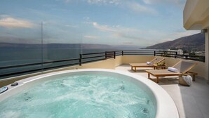 Un jacuzzi con vistas despejadas al mar y a las montañas.