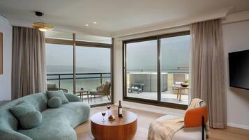 Executive Suite | Living area | LCD TV, pay movies