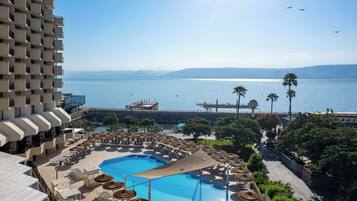 Seasonal outdoor pool, pool umbrellas, sun loungers