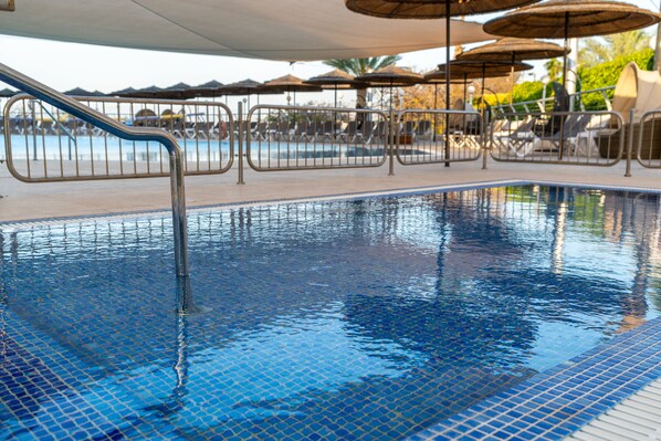 Piscina externa sazonal, guarda-sóis, espreguiçadeiras