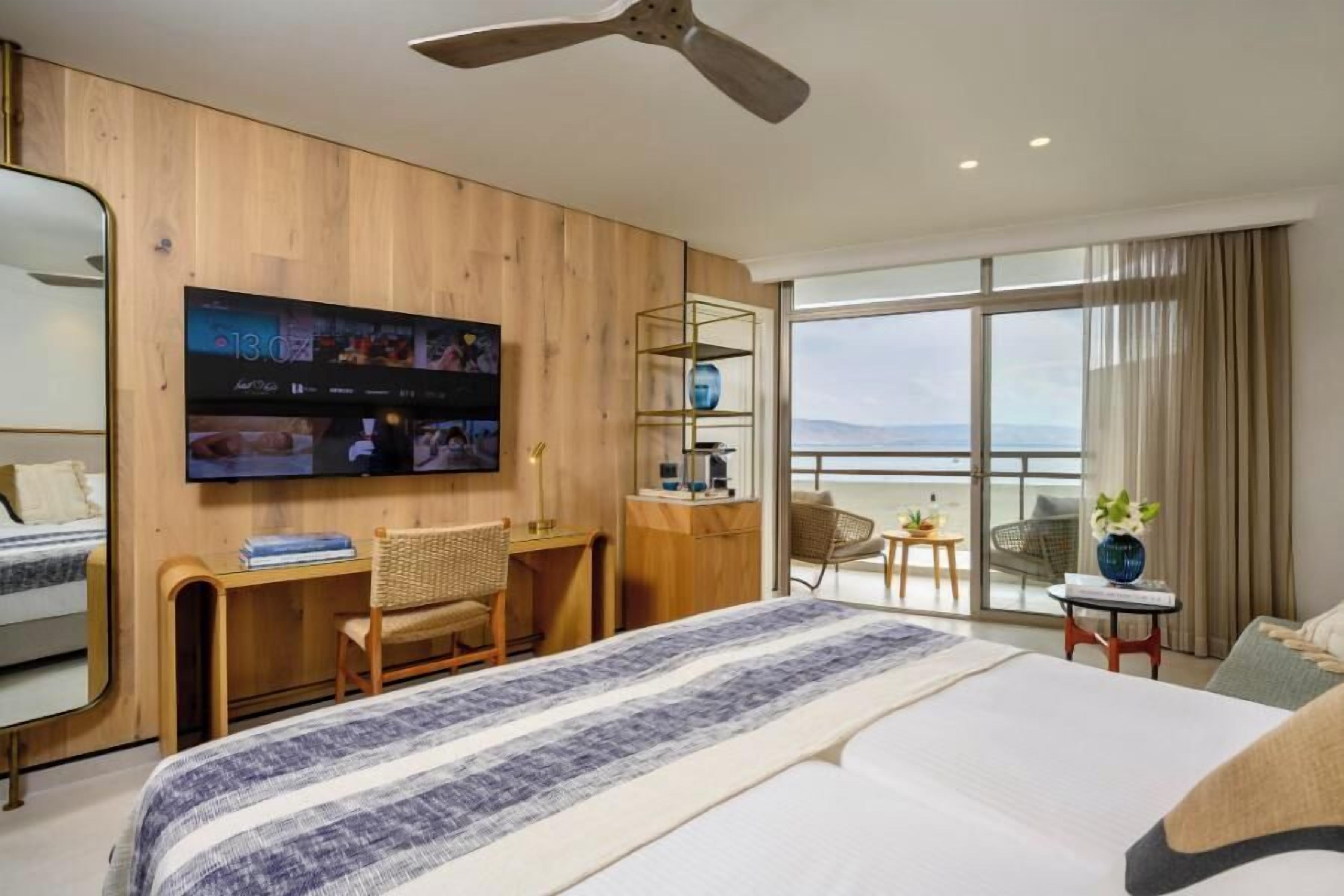 Deluxe Room, Sea View | Select Comfort beds, minibar, in-room safe, desk