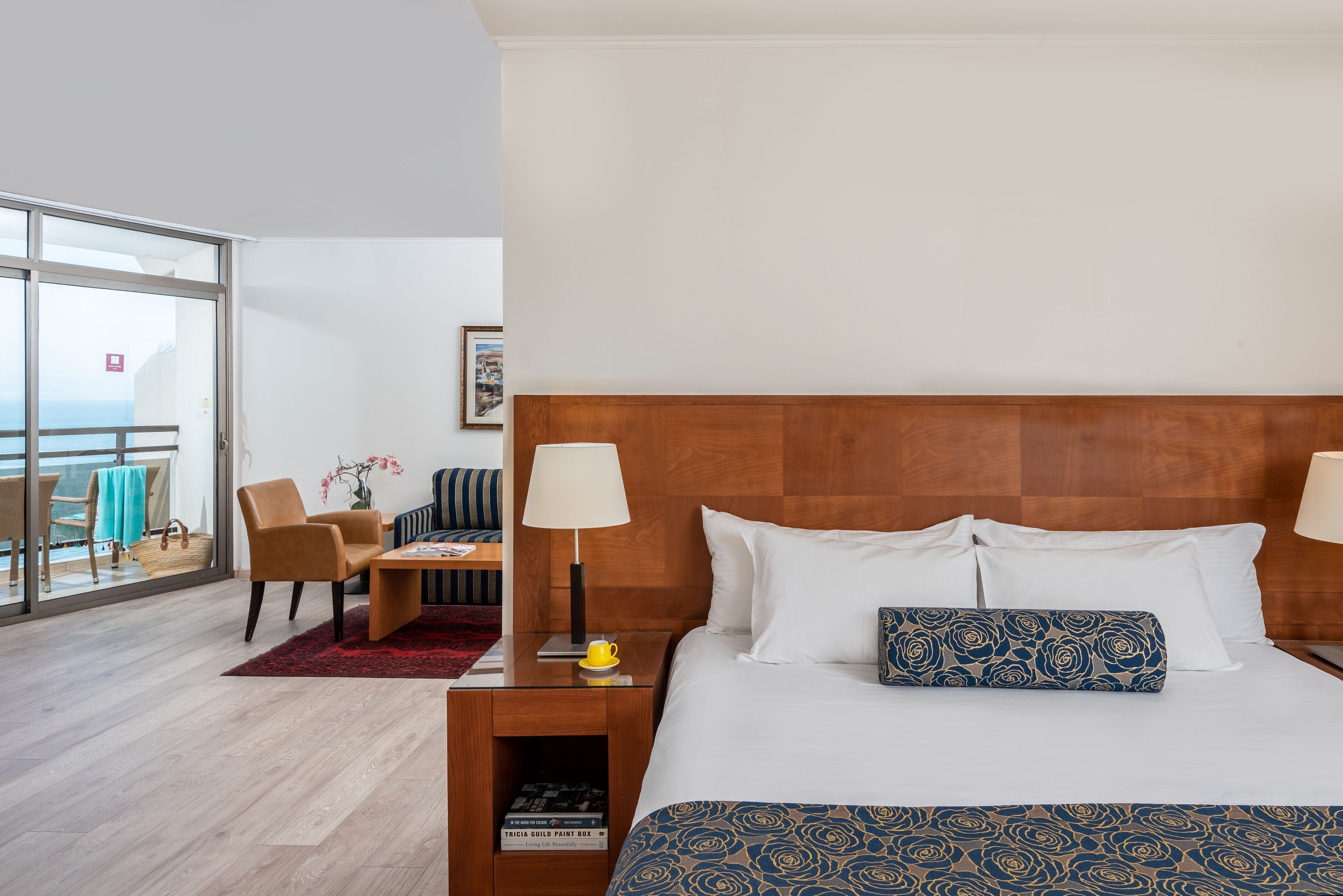 Camas Select Comfort, minibar y caja de seguridad en la habitación 