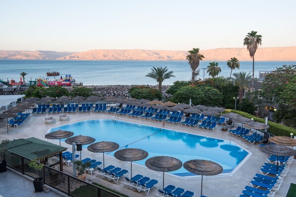 Seasonal outdoor pool, pool umbrellas, sun loungers