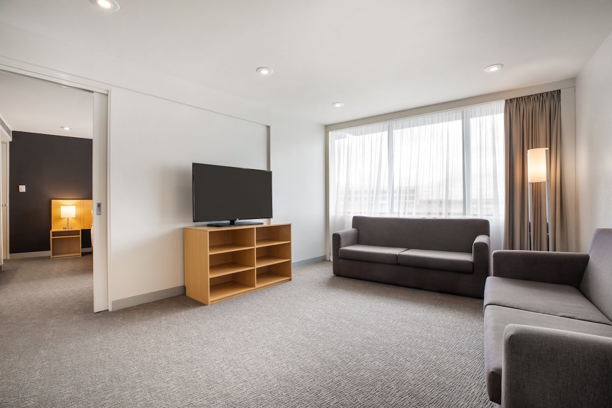 suite, 1 king bed (high floor) | 1 bedroom, hypo-allergenic bedding, minibar, in-room safe