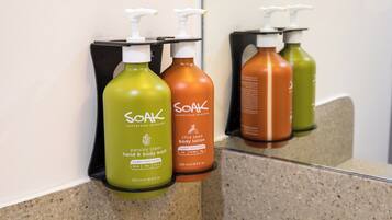 Tres botellas de Soak Superfood Skincare sobre una encimera.
