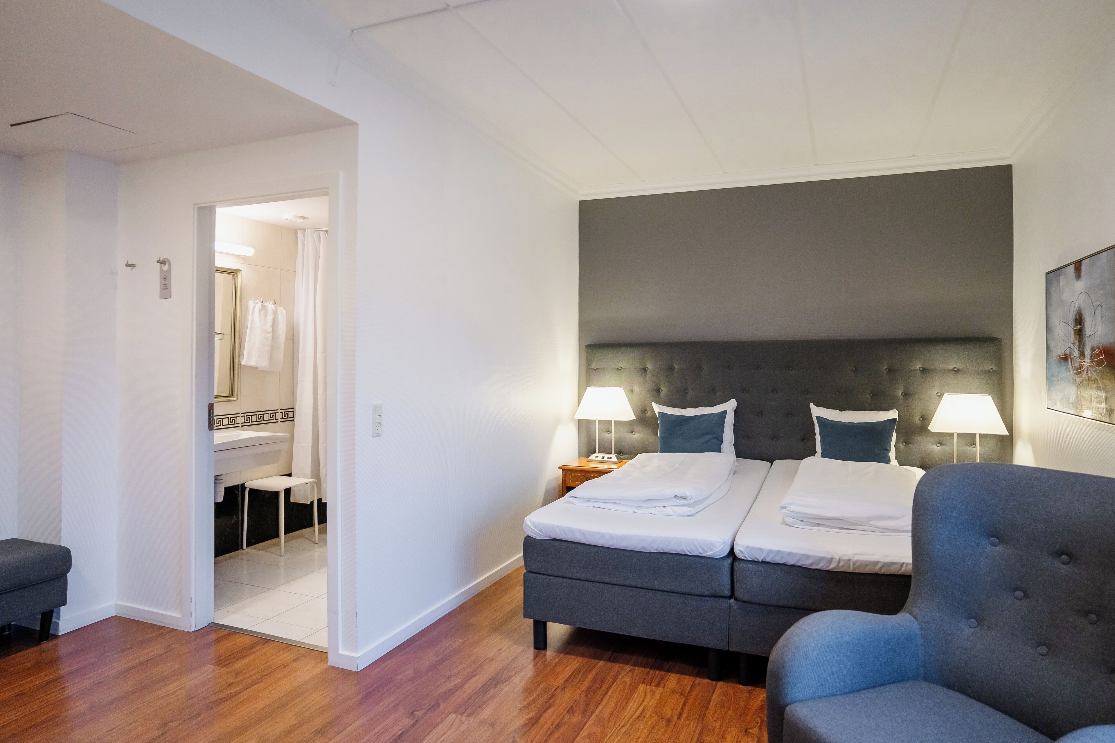 Ropa de cama hipoalergénica y caja de seguridad en la habitación 