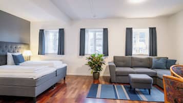 Standaard vierpersoonskamer | Hypoallergeen beddengoed, een kluis op de kamer, een bureau