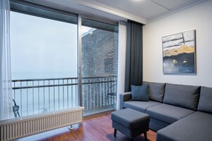 Ropa de cama hipoalergénica y caja de seguridad en la habitación