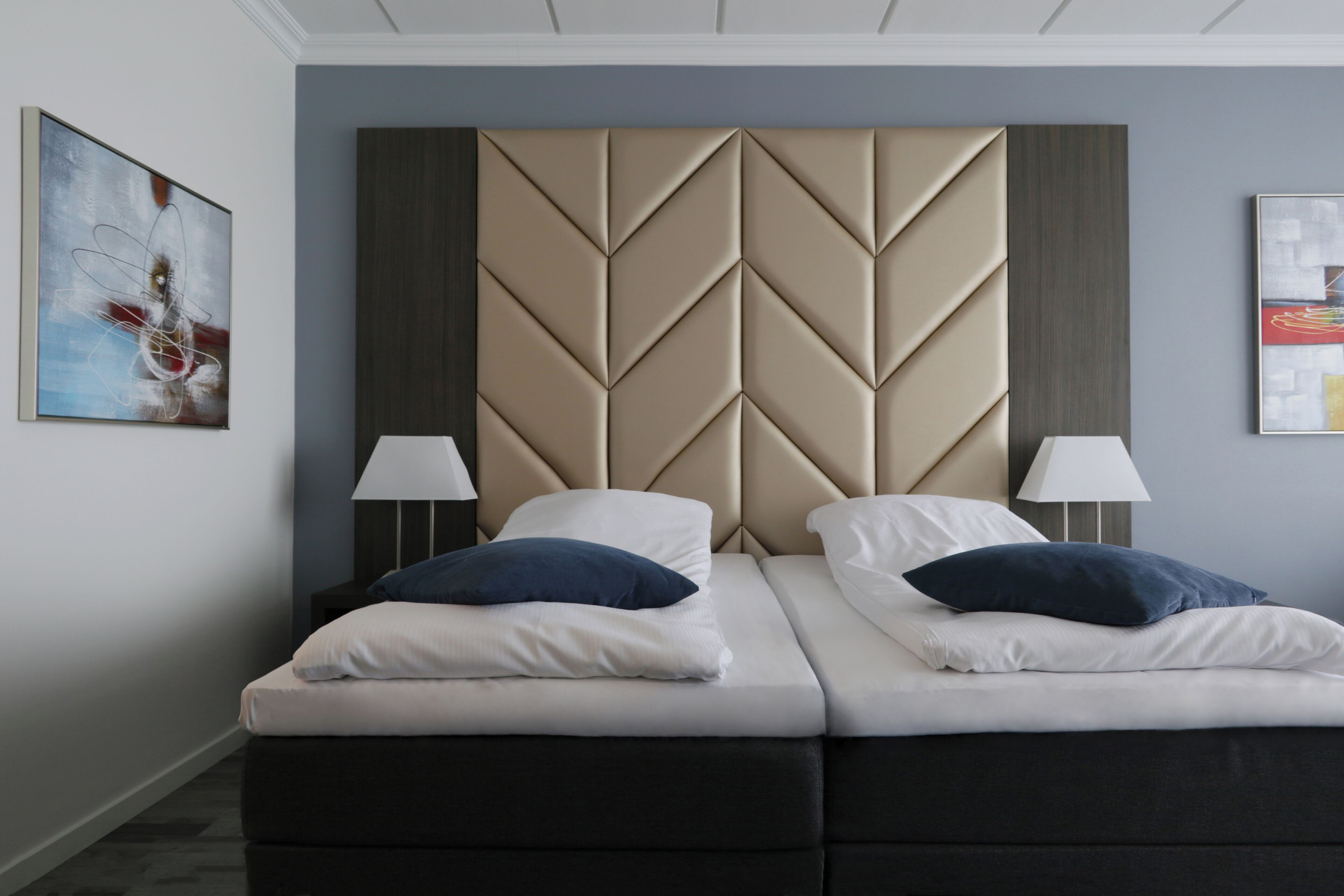 Ropa de cama hipoalergénica y caja de seguridad en la habitación 