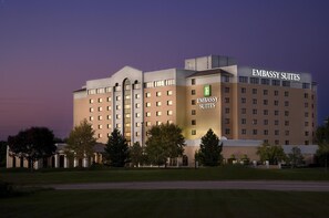 A multi-story building with the sign 'EMBASSY SUITES' indicating it is a hotel. - Embassy Suites by Hilton Kansas City International Airport (Kansas City)