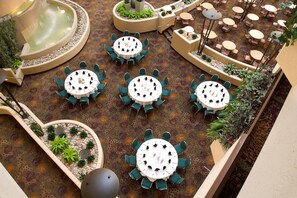 Outdoor dining - Embassy Suites by Hilton Kansas City International Airport (Kansas City)