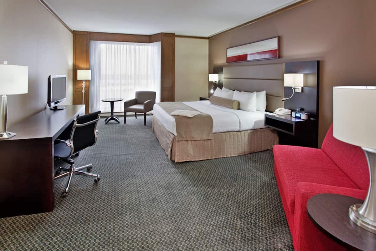 Premium bedding, pillow-top beds, in-room safe, desk