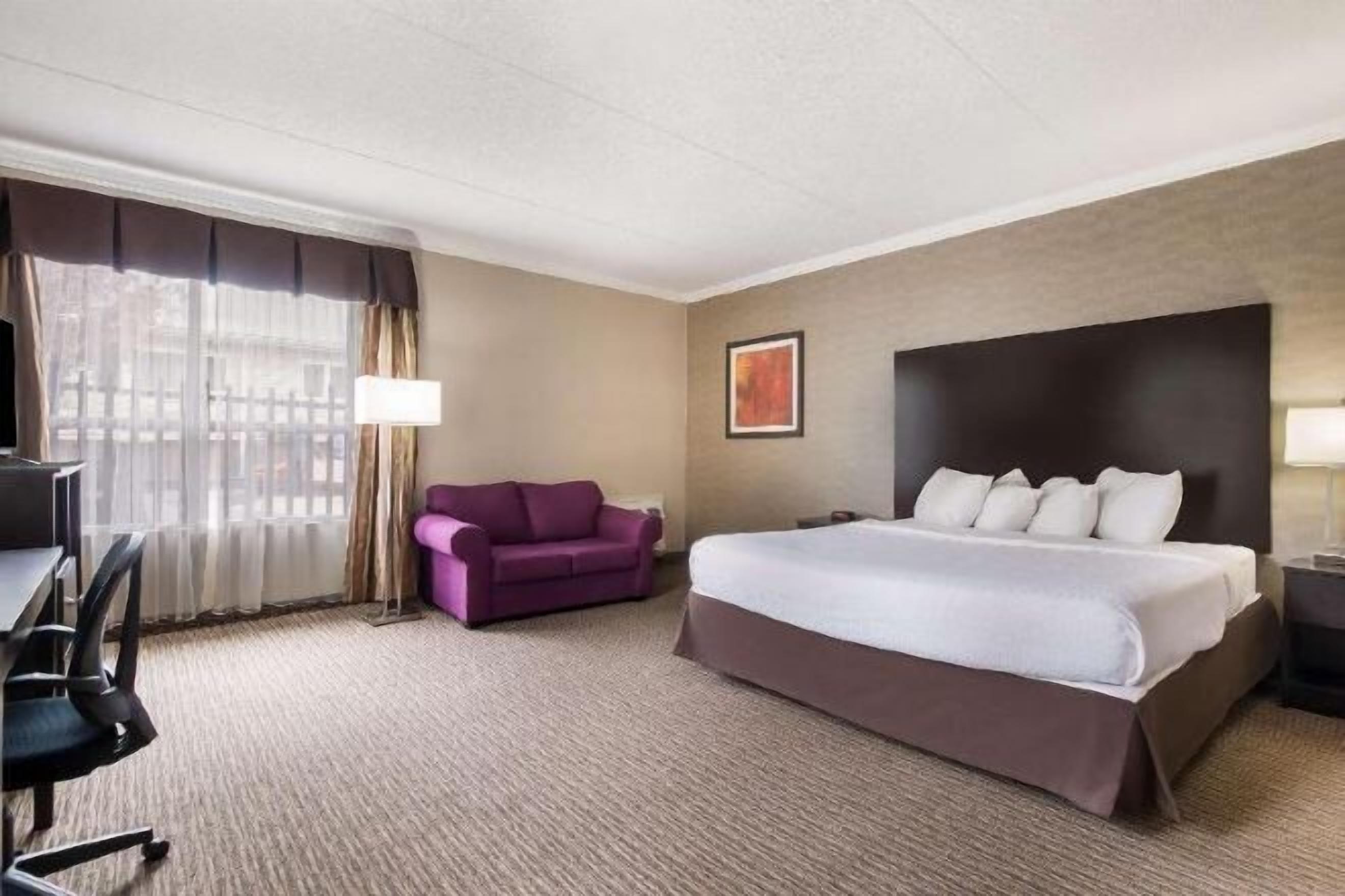 Desk, laptop workspace, iron/ironing board, free WiFi