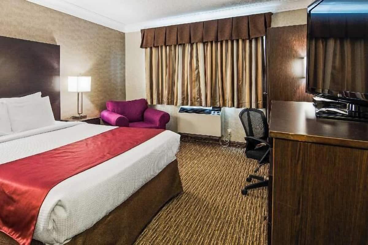 Desk, laptop workspace, iron/ironing board, free WiFi