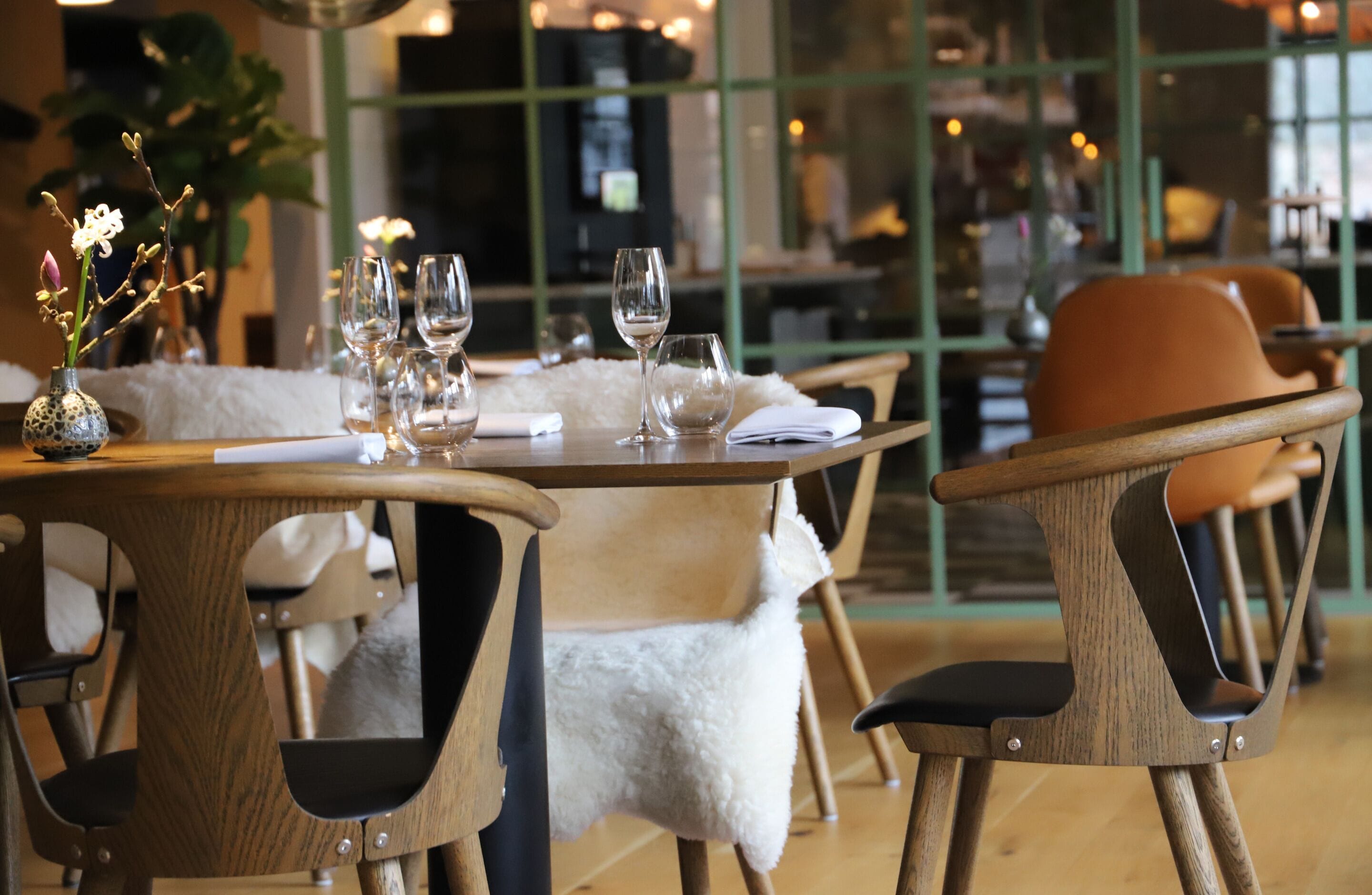 2 restaurants, breakfast served