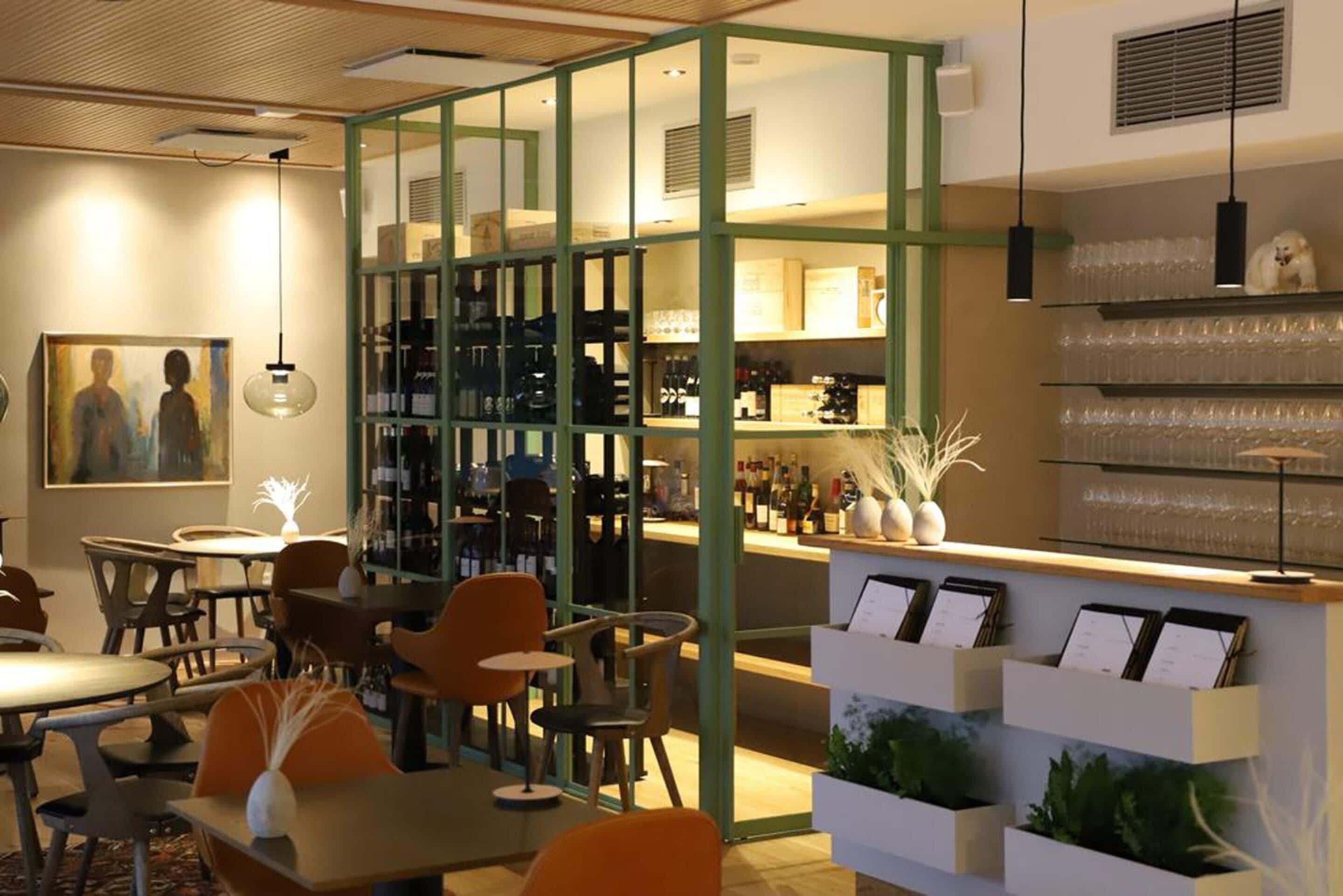 Se sirven desayunos, almuerzos y cenas (con vistas al jardín) 