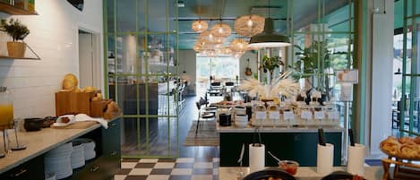 Petit déjeuner buffet (150 DKK par personne)