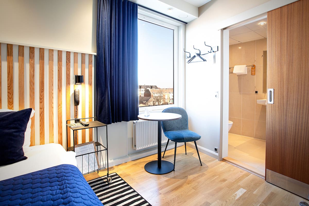 1 bedroom, hypo-allergenic bedding, desk, laptop workspace