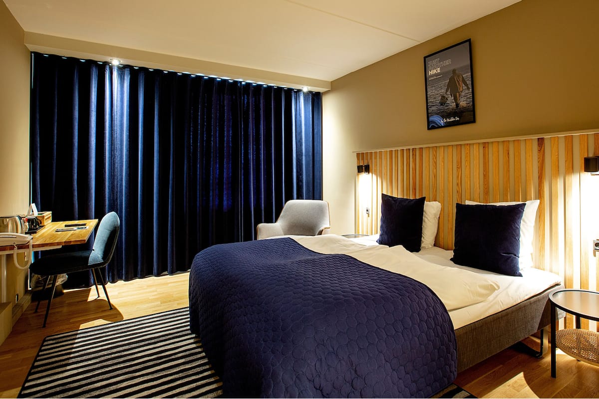 1 bedroom, hypo-allergenic bedding, desk, laptop workspace