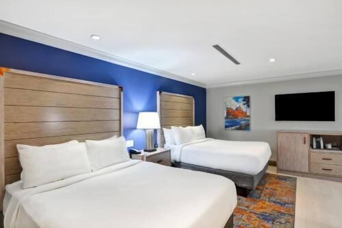 Premium bedding, in-room safe, desk, laptop workspace