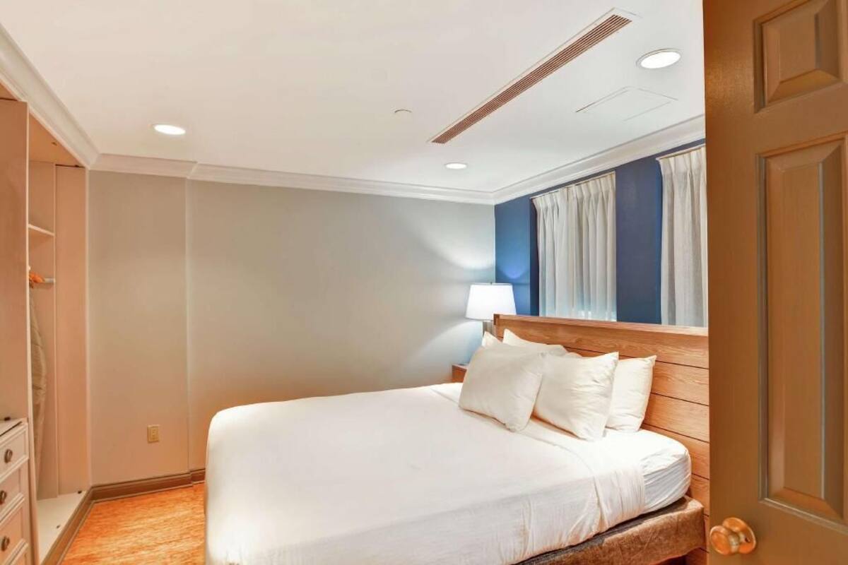 Premium bedding, in-room safe, desk, laptop workspace