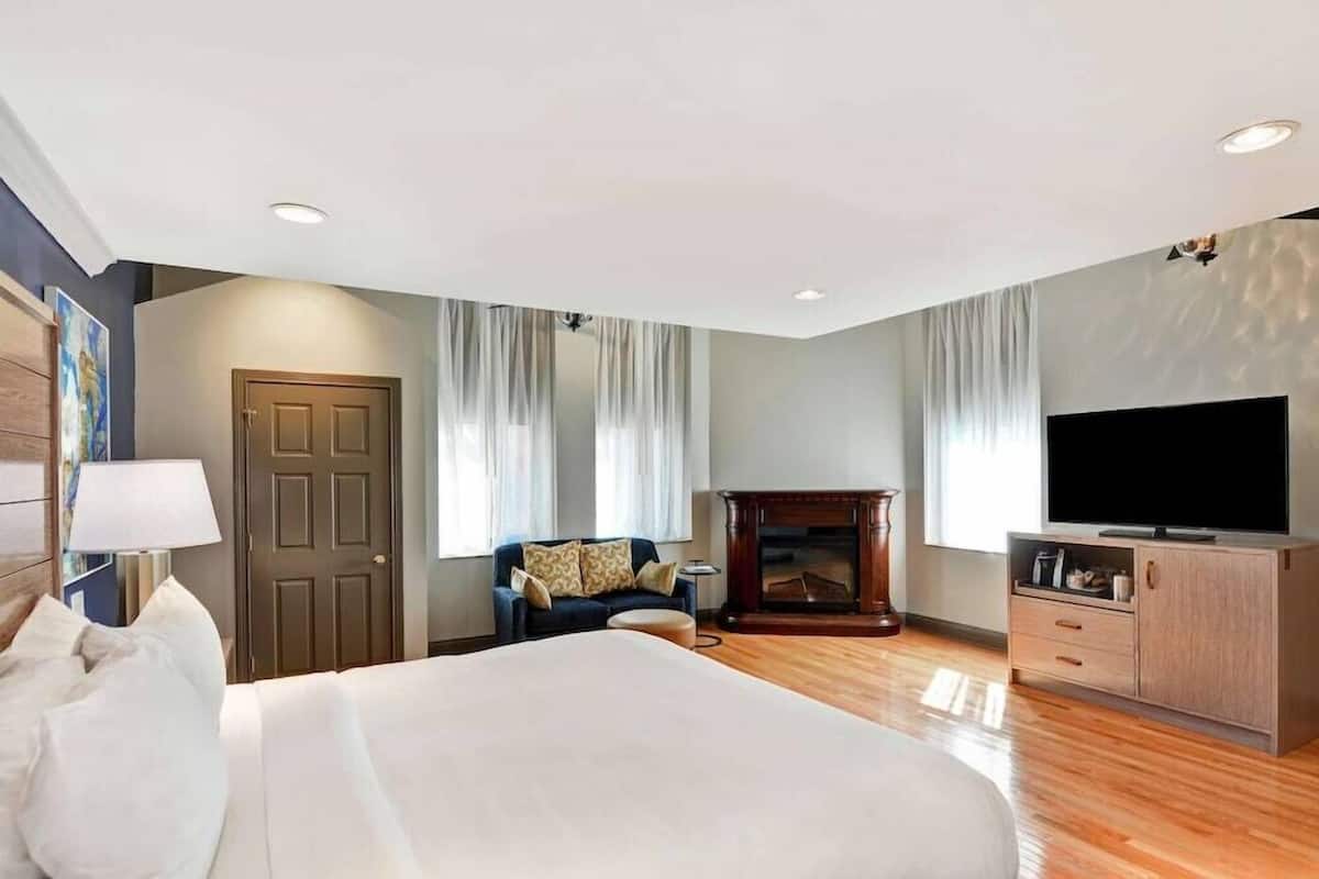Premium bedding, in-room safe, desk, laptop workspace